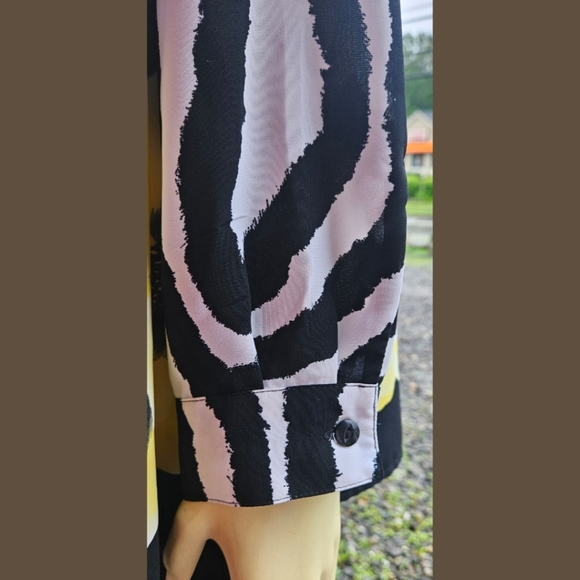 Sag Harbor Blouse, Black/White, Yellow Hibiscus. Button Down, 18 EUC✔️ - Picture 6 of 16